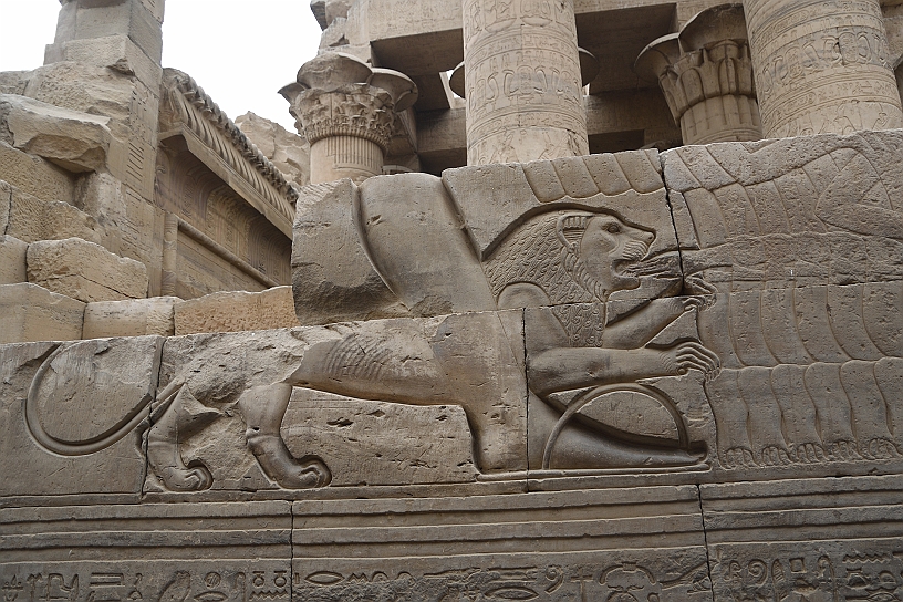 68 MAK_6400.jpg - Il leone rappresentava il Faraone incarnandone la forza dominante e il potere assoluto, potente simbolo di autorità e forza. Qui il leone mangia le mani dei nemici del paese, un'immagine simbolica della vittoria e della sottomissione degli avversari dell'Egitto.